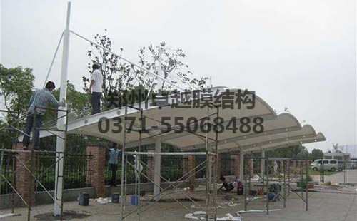 施工人員正在安裝的好色先生污版在线观看