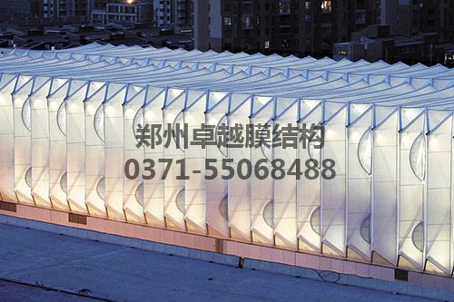 夜間車站透出柔和的燈光讓人感到非常的溫馨、輕鬆